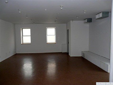Front ground floor room facing Warren Street.