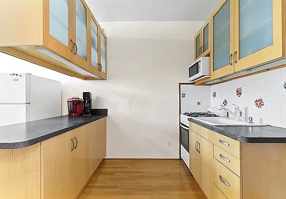 5th image of 45-44 Vernon Blvd #4