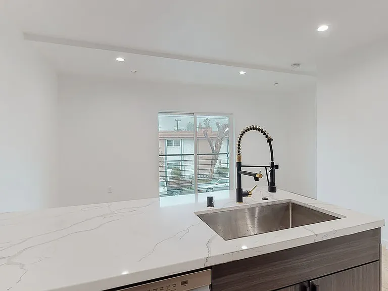 6811 Gloria Ave — Photo 29