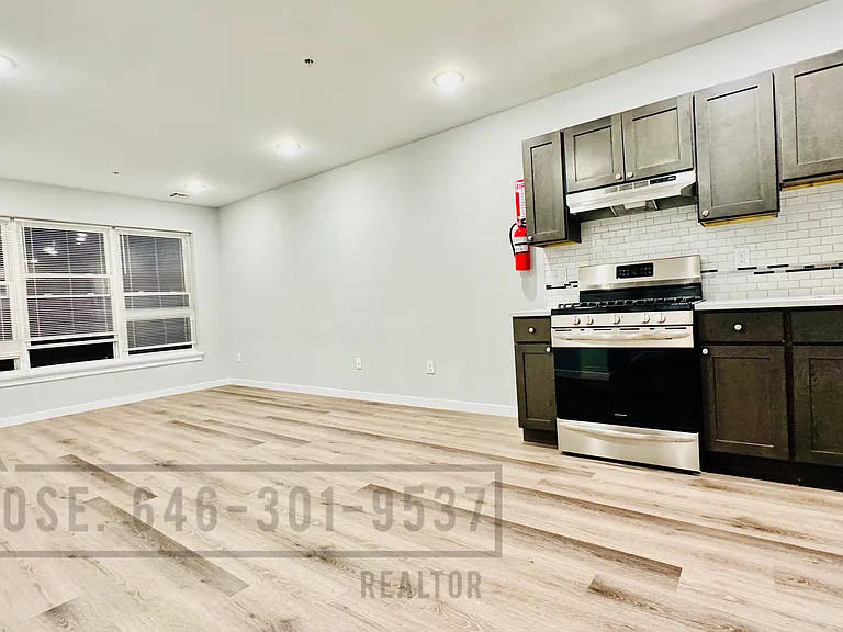100 Carroll St #111 — Photo 2