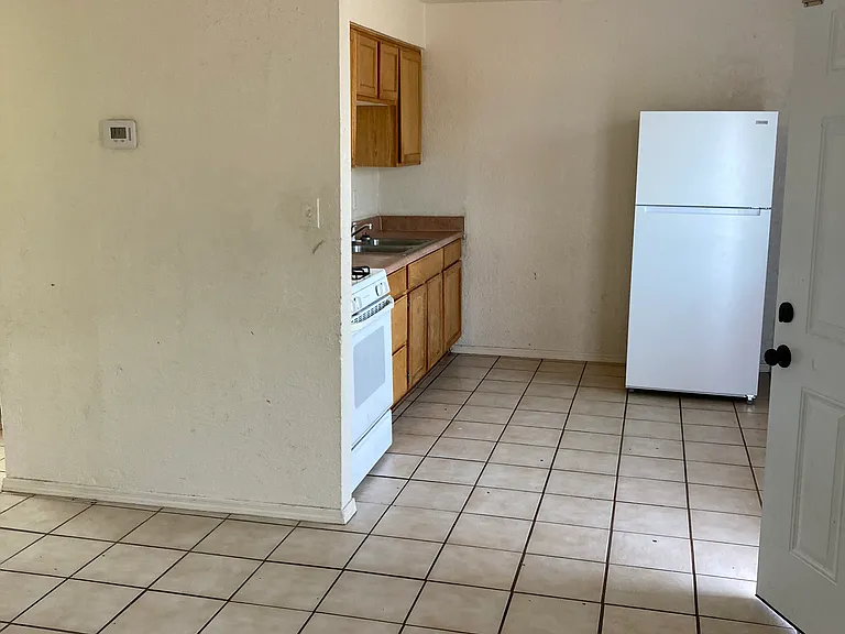 3245 W Jefferson St #4 — Photo 2
