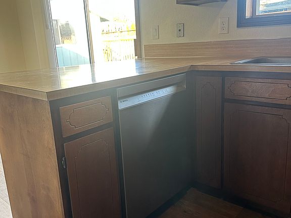 4th image of 3337 SE Charlotte Pl