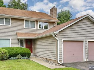 43 Erskine Ct, Mahwah, NJ 07430