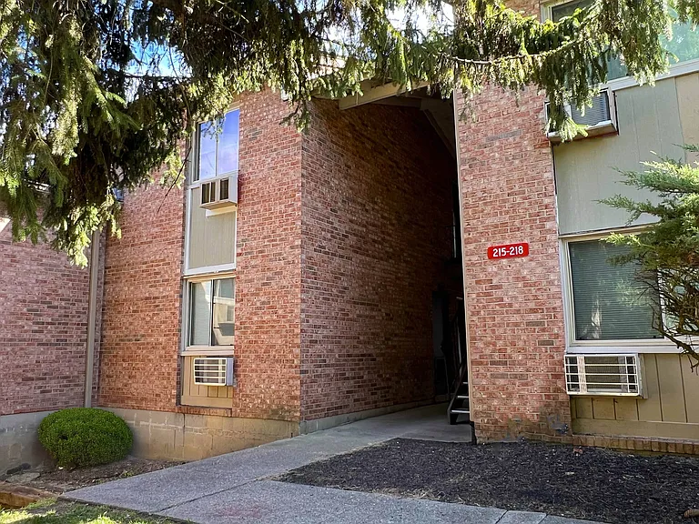 Twin Gables Apartments — Photo 10