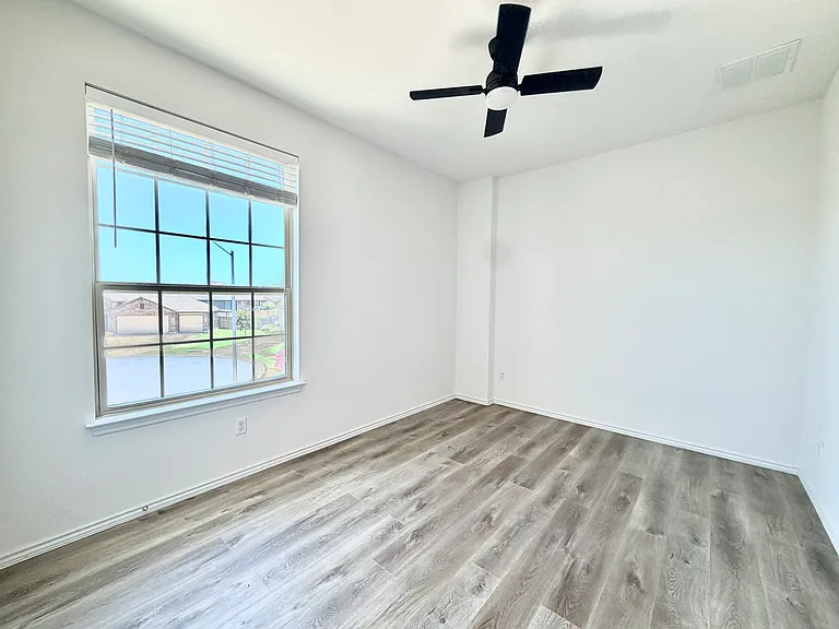 704 Gunning Cv — Photo 23