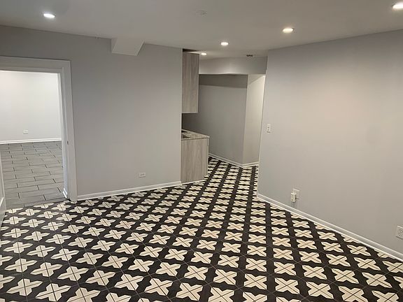 3rd image of 1800 N Hudson Ave #1R