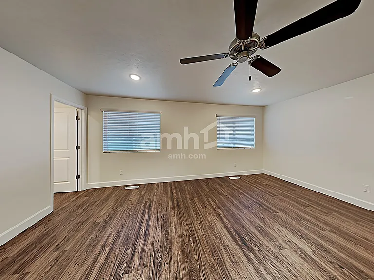 981 N Barkvine Ave — Photo 7