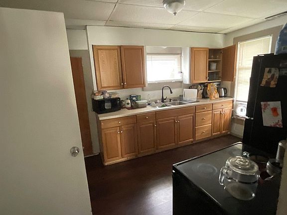 4th image of 360 W 9th St