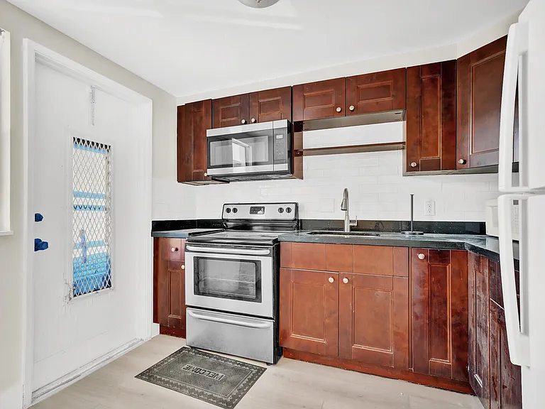 3201 NE 8th St #206 — Photo 6