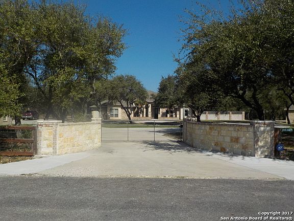 3rd image of 208 Lamar
