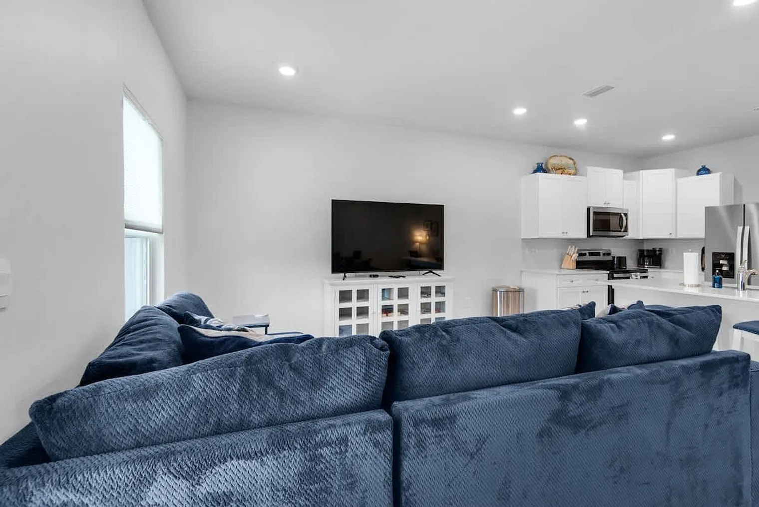 3 bed, 2.0 bath, 1528 sqft, $3,574 — Photo 3