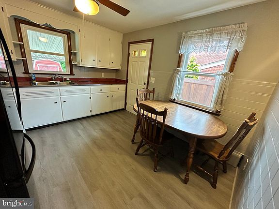 4th image of 320 Barclay Ave