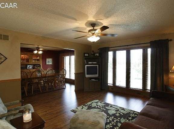 3rd image of 4027 Arrowhead Ln NE