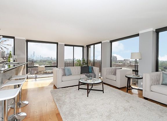 4th image of 345 W Fullerton Pkwy APT 1101
