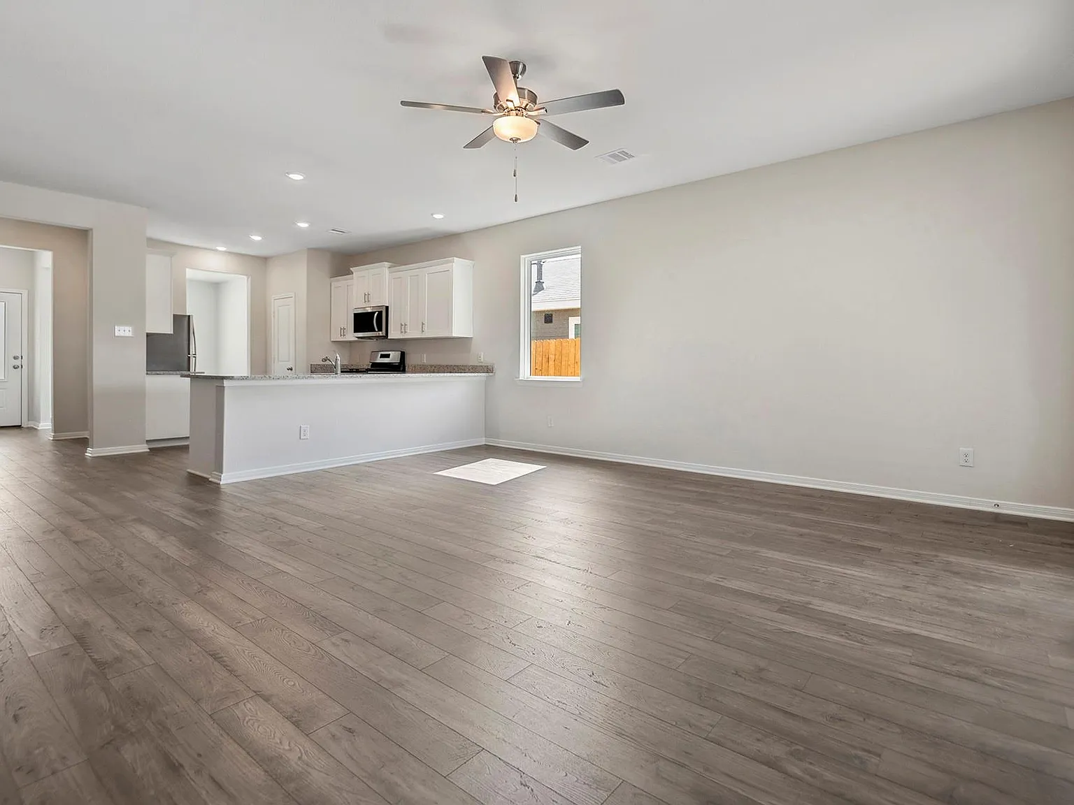 4 bed, 2.0 bath, 1852 sqft, $1,905 — Photo 3