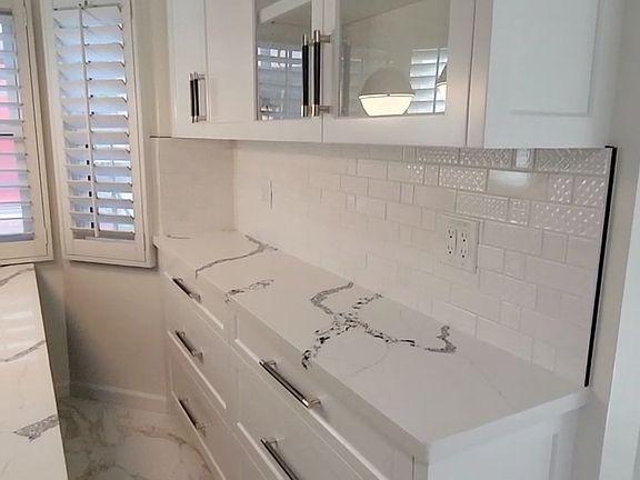 4th image of 11940 Weddington St Unit 16
