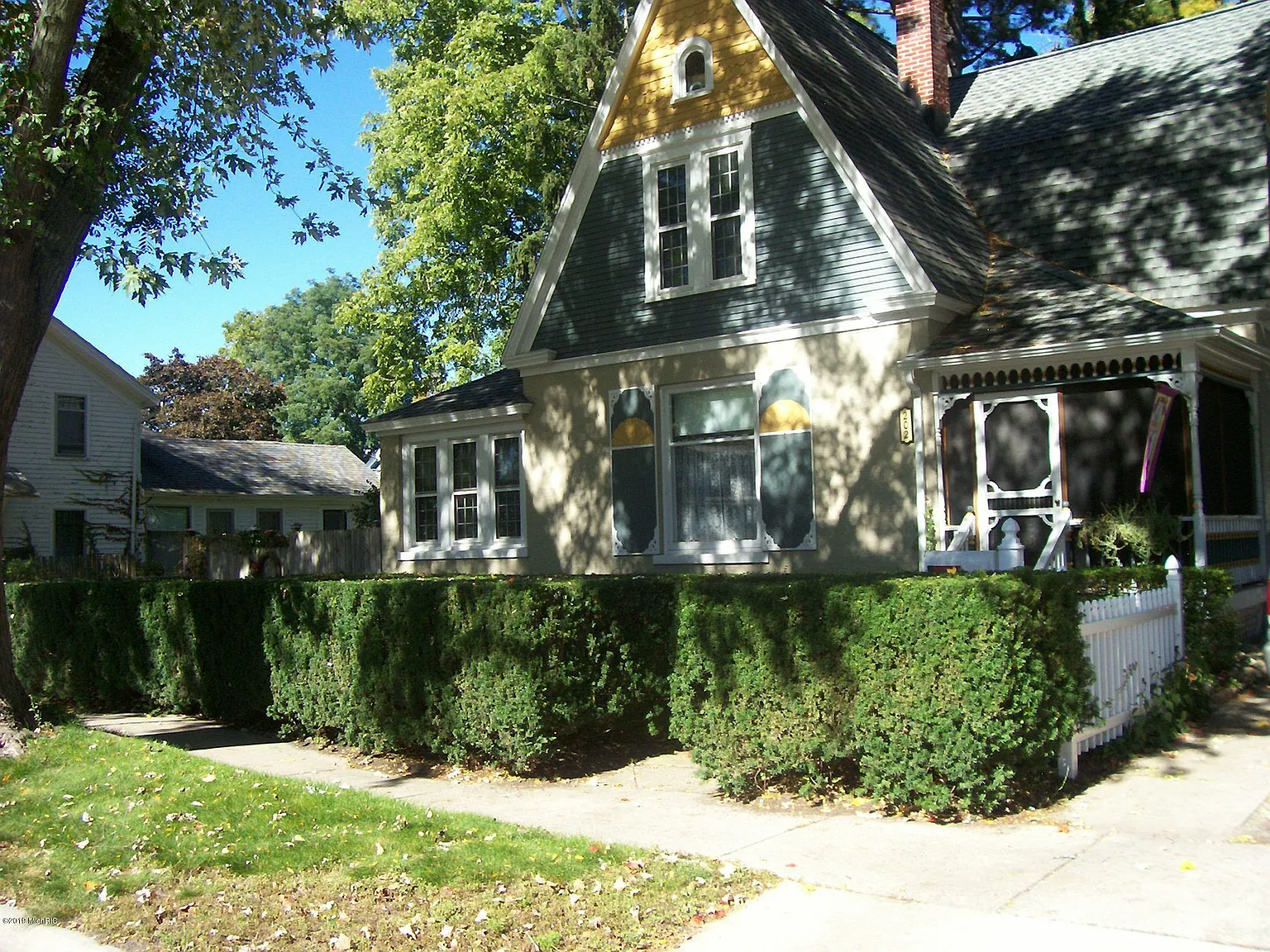 202 E Grove St photo 1