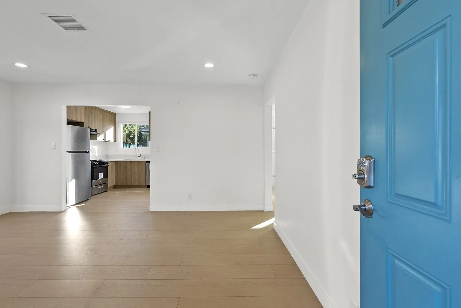 2 bed, 700 sqft, $2,850 — Photo 3