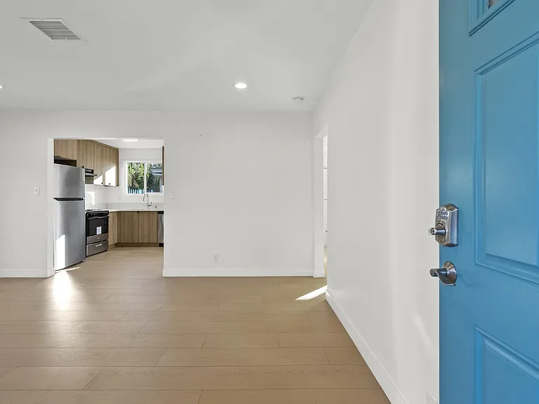 6661 Beck Ave — Photo 3