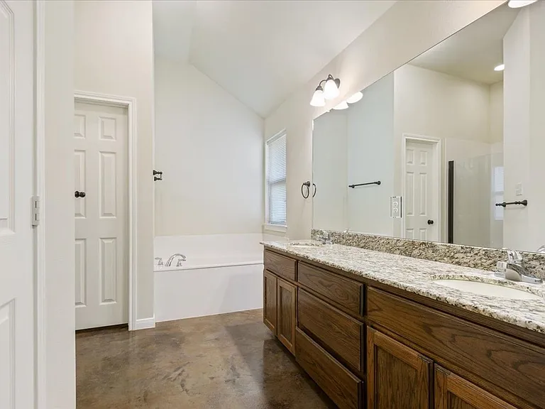 621 Monticello Cir — Photo 18
