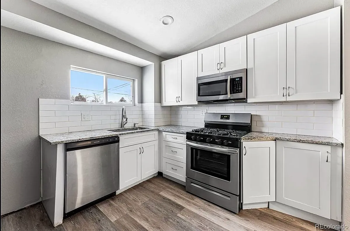 3 bed, 750 sqft, $2,300 — Photo 3