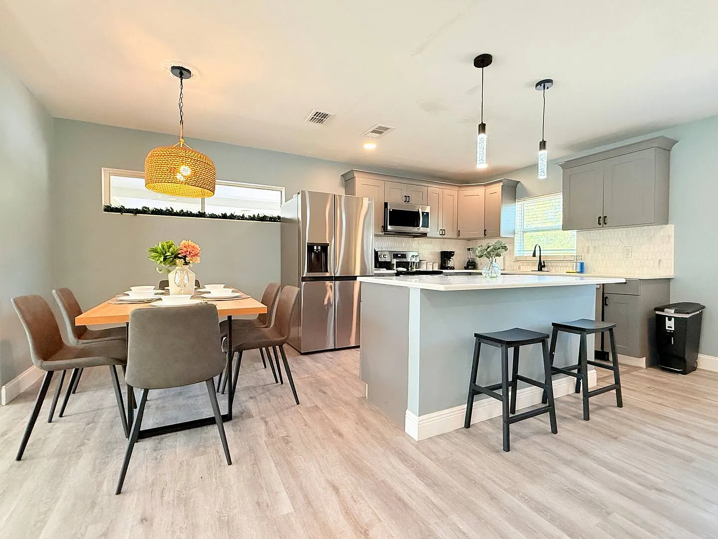 3 bed, $4,833 — Photo 3