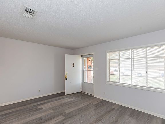 5th image of 2706B Curtis Dr