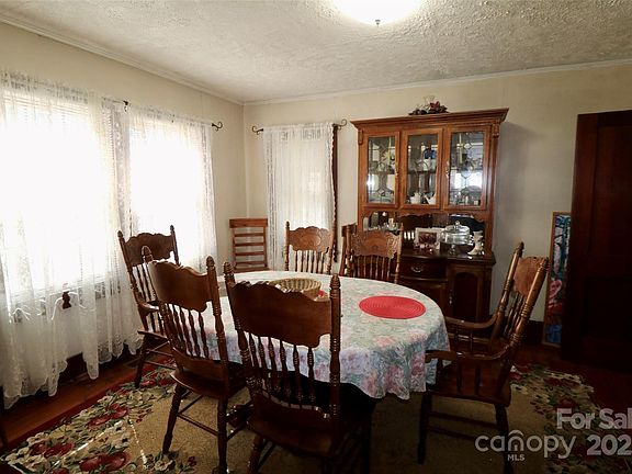 5th image of 105 N Goforth St