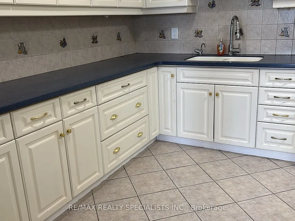 85 Emmett Ave #1810