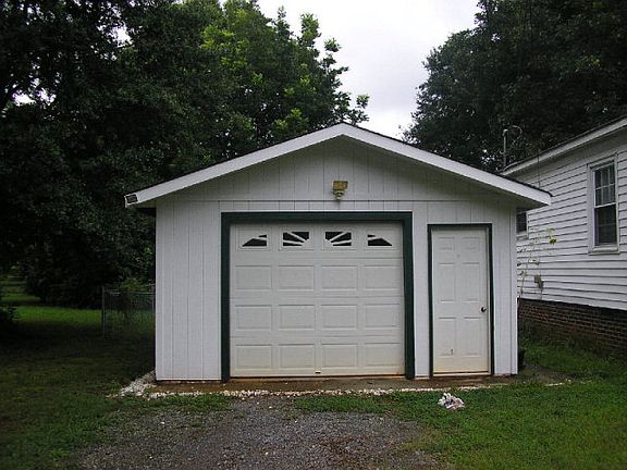 4th image of 806 Lowery St