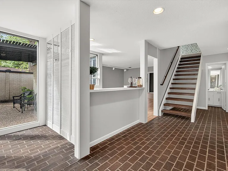 147 Valley Dr — Photo 17