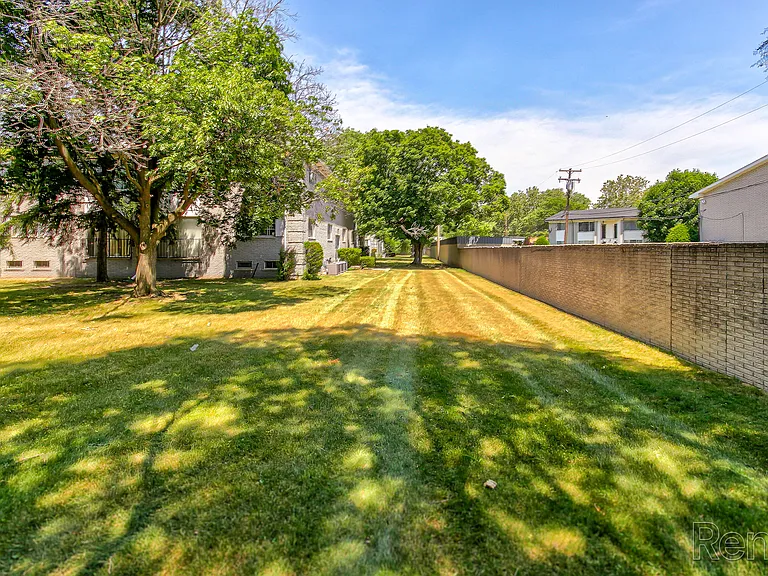 Redford Manor Apartments — Photo 6
