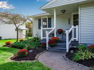 222 Park Forest Dr, Williamsville, NY 14221