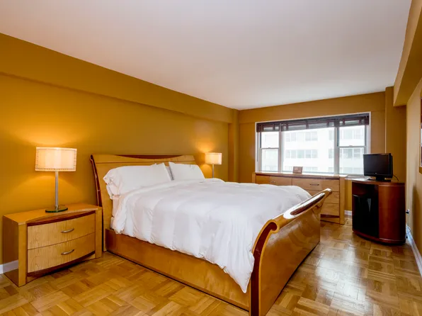 100 West 57th Street image 3 of 4