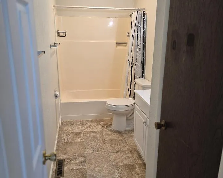 1229 Hawthorne Ln — Photo 6