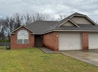 915 W Laura St, Rogers, AR 72758