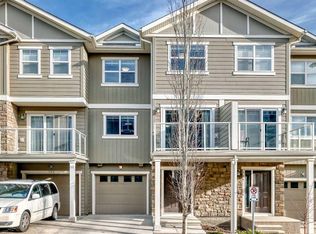 704 W Evanston Mnr NW, Calgary, AB T3P 0R9