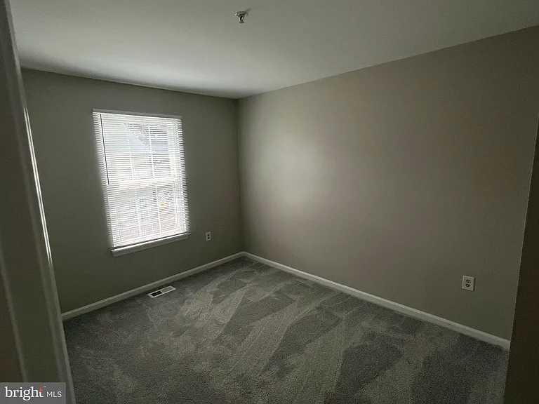 1031 Murdoch Ct — Photo 13