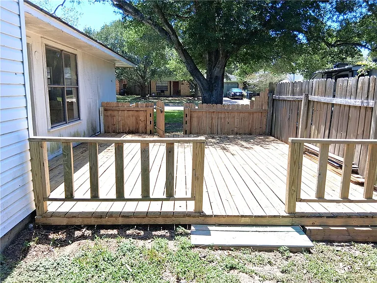 3303 Dallis Dr — Photo 3