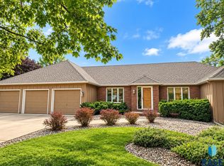 2 S Elkjer Cir, Sioux Falls, SD 57103