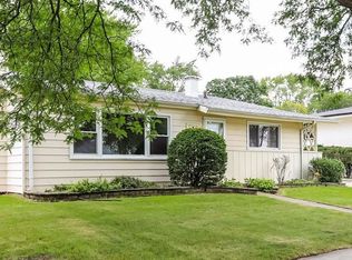 428 Navajo Trl, Buffalo Grove, IL 60089