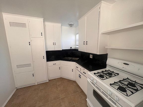 2nd image of 227 Calle Miramar #C