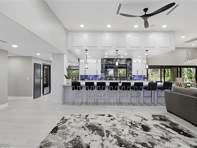 300 E Lacy Ln — Photo 12