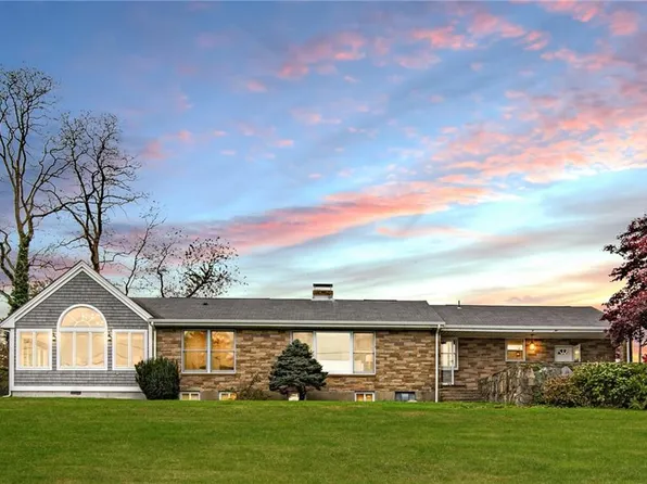 333 McCorrie Ln, Portsmouth, RI 02871