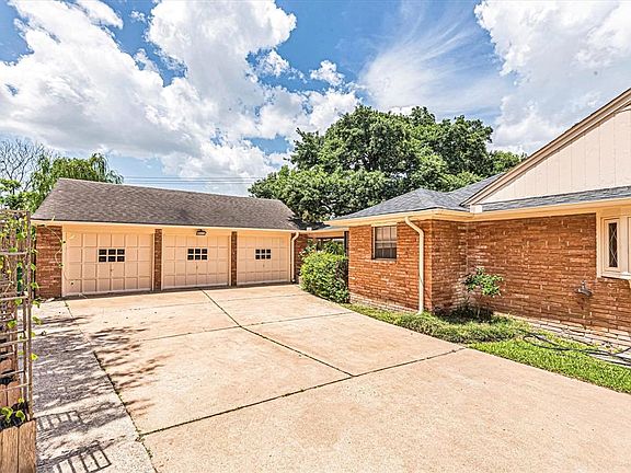 You will love having a 3-Car garage and wide driveway for maneuvering in and out!!! Side view of home with gutters.