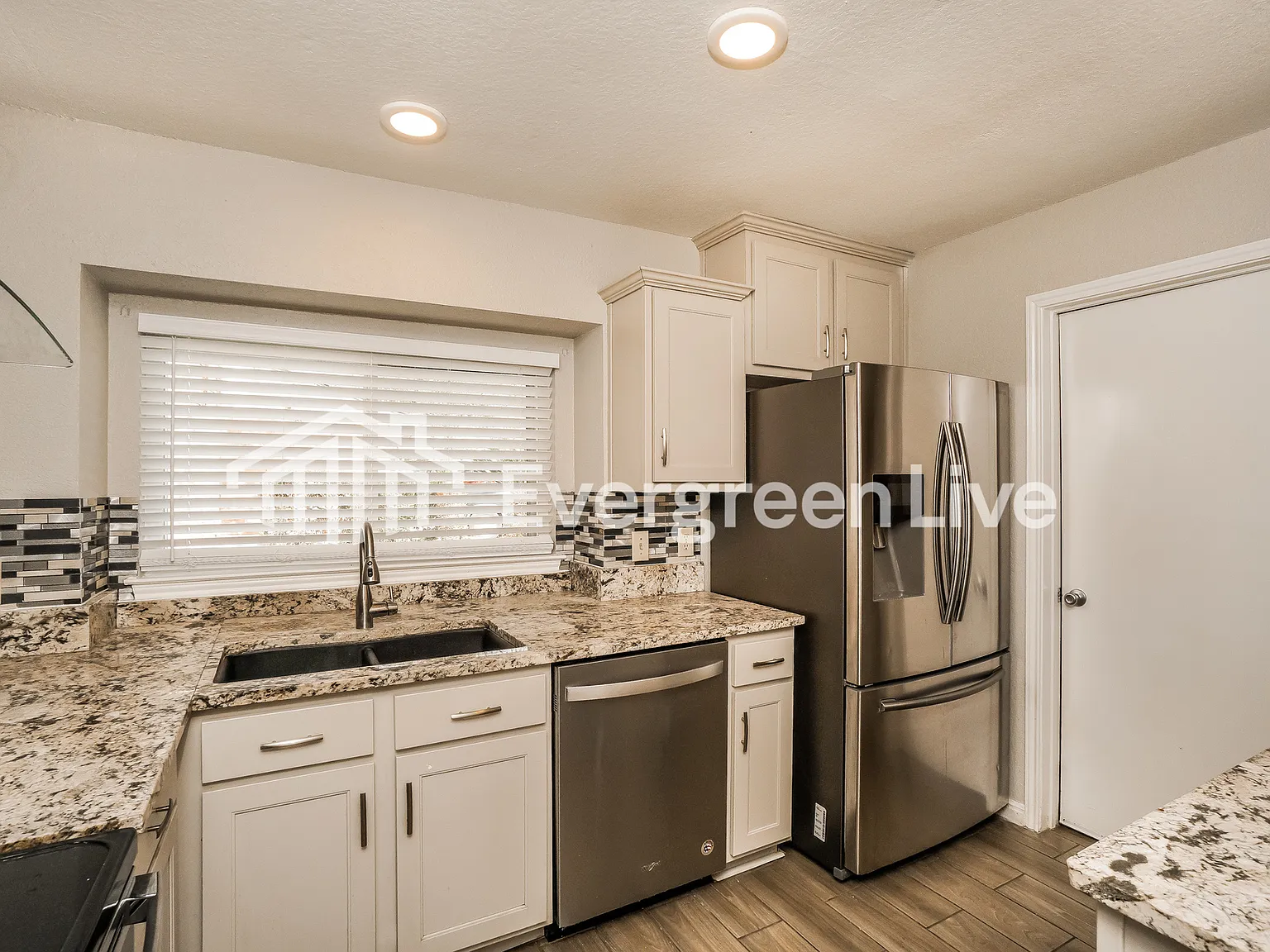 3 bed, 2.0 bath, 1469 sqft, $1,595 — Photo 3