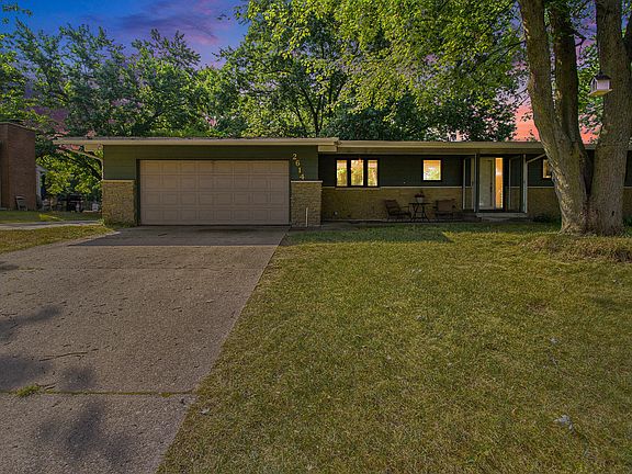 2nd image of 2614 Wyandotte Dr NE