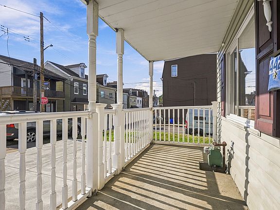 5th image of 442 Pearl St