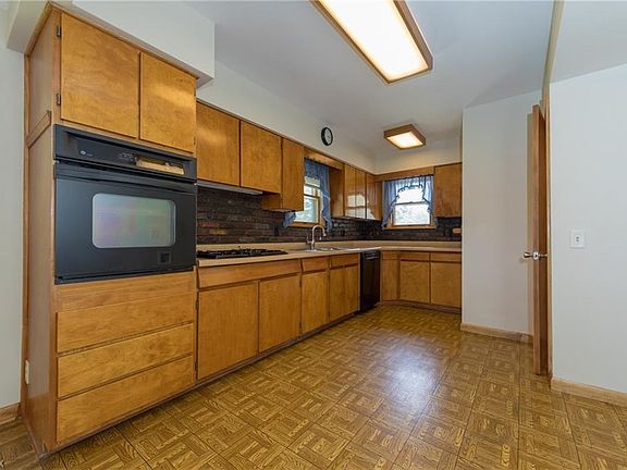 3rd image of 8933 Falls Ln