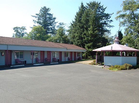 3rd image of 303 W Ocean Ave